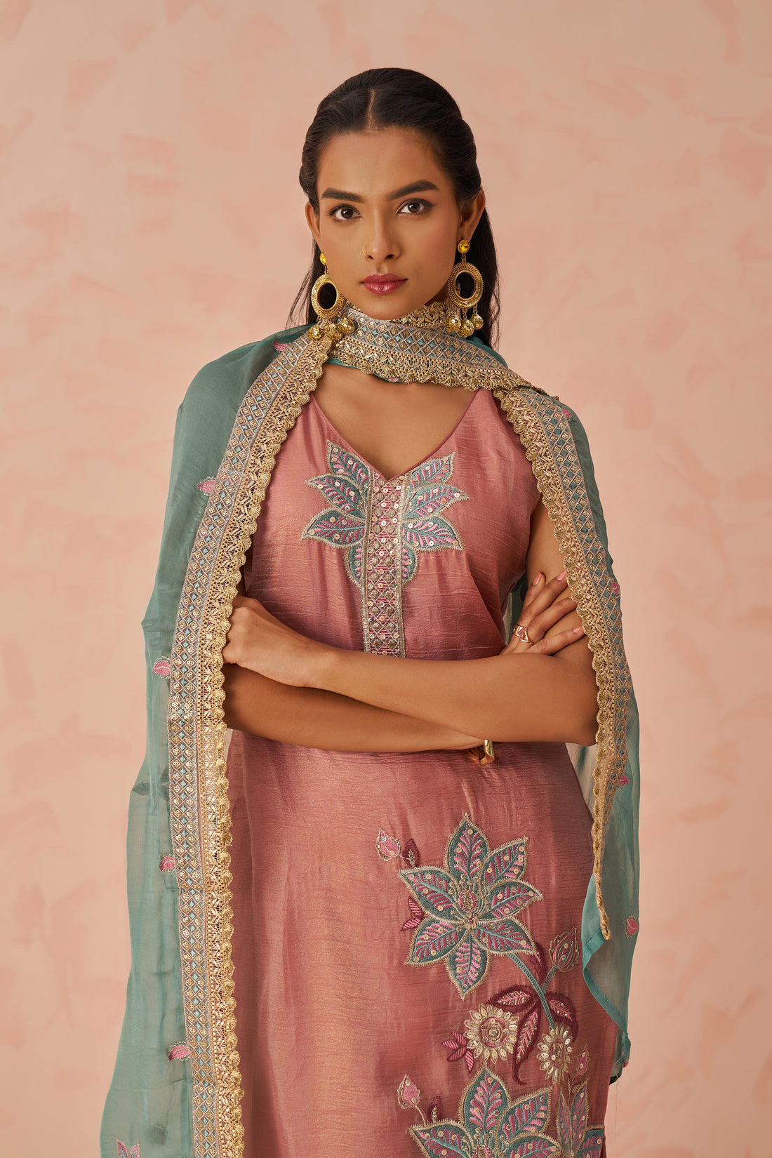 Mauve sleeveless kurta set with green chiffon dupatta