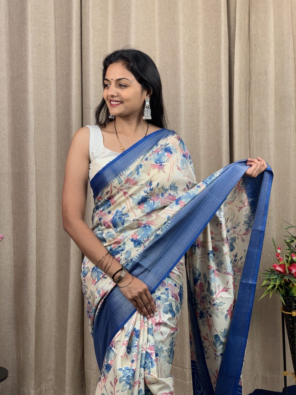Beautiful Flower Special Dola Silk with Jequrd Boder Saree