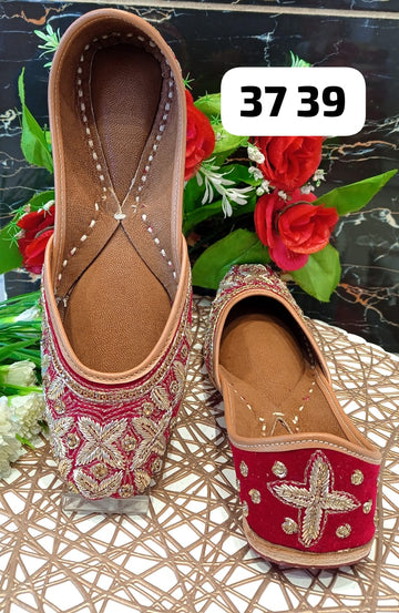 Beautiful Ethnic Womenβs Punjabi Juttis