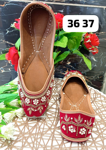 Beautiful Ethnic Womenβs Punjabi Juttis
