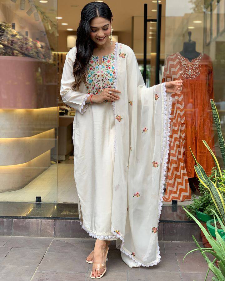 Off-White Viscose Chanderi Kurti Set with Floral Embroidery