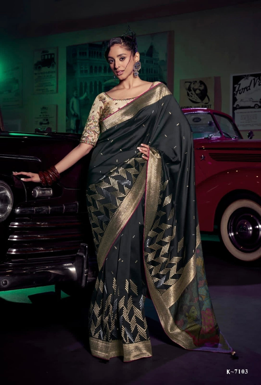 Black Pure Silk with 3D weaved Pallu &amp; Heavy Embroidery Banarasi Saree 