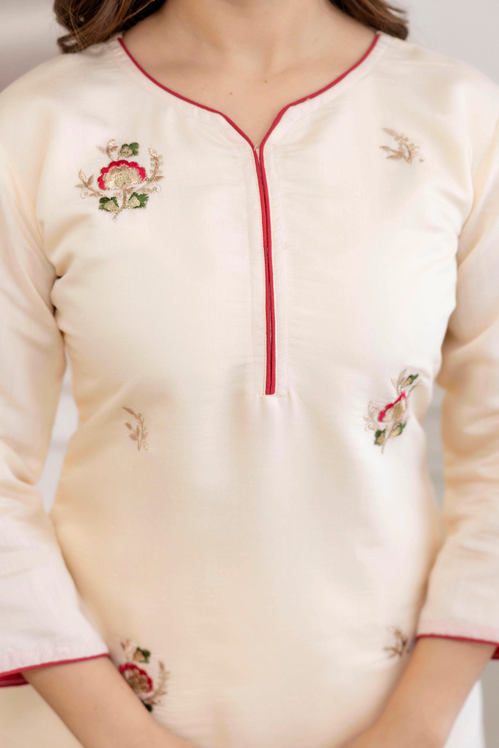 Cream Embroidered Chanderi Kurta Set with Red Vichitra Dupatta & Pant