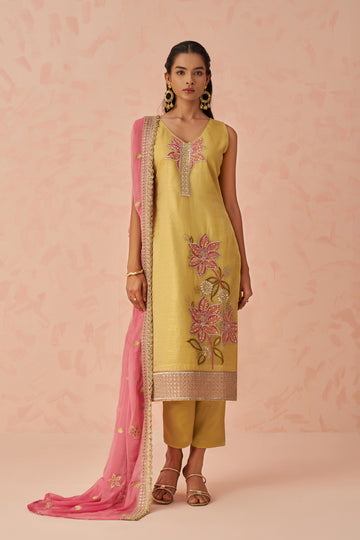 Mustard pink sleeveless embroidered kurta set with chiffon dupatta