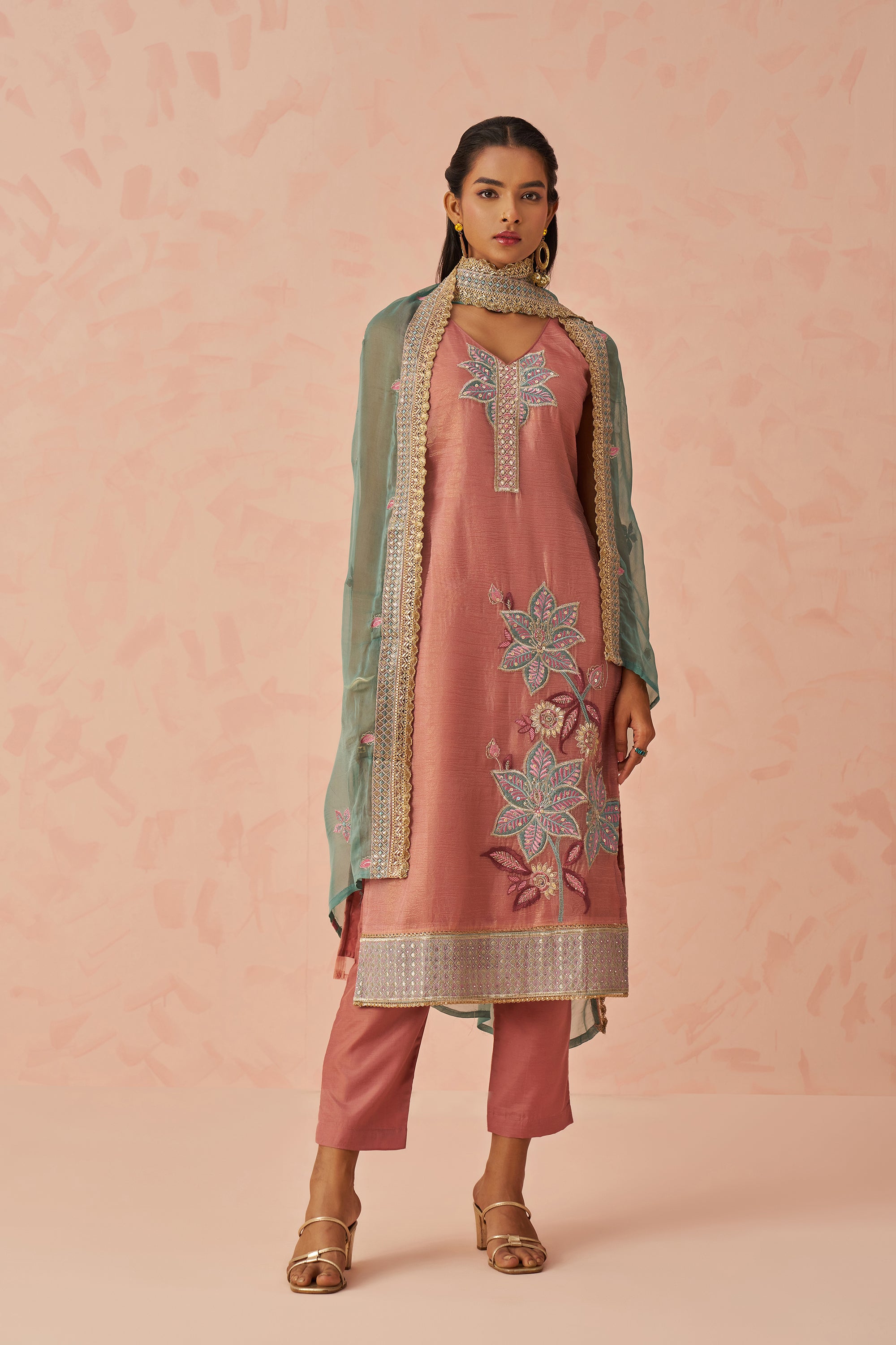 Mauve sleeveless kurta set with green chiffon dupatta