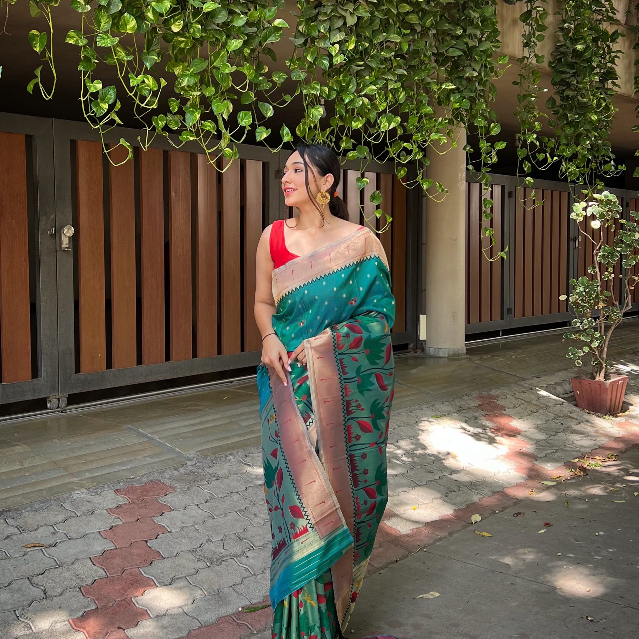 Beautiful Designer Graceful Green Zari Woven Banarasi Silk Wedding Wear Saree With Blouse