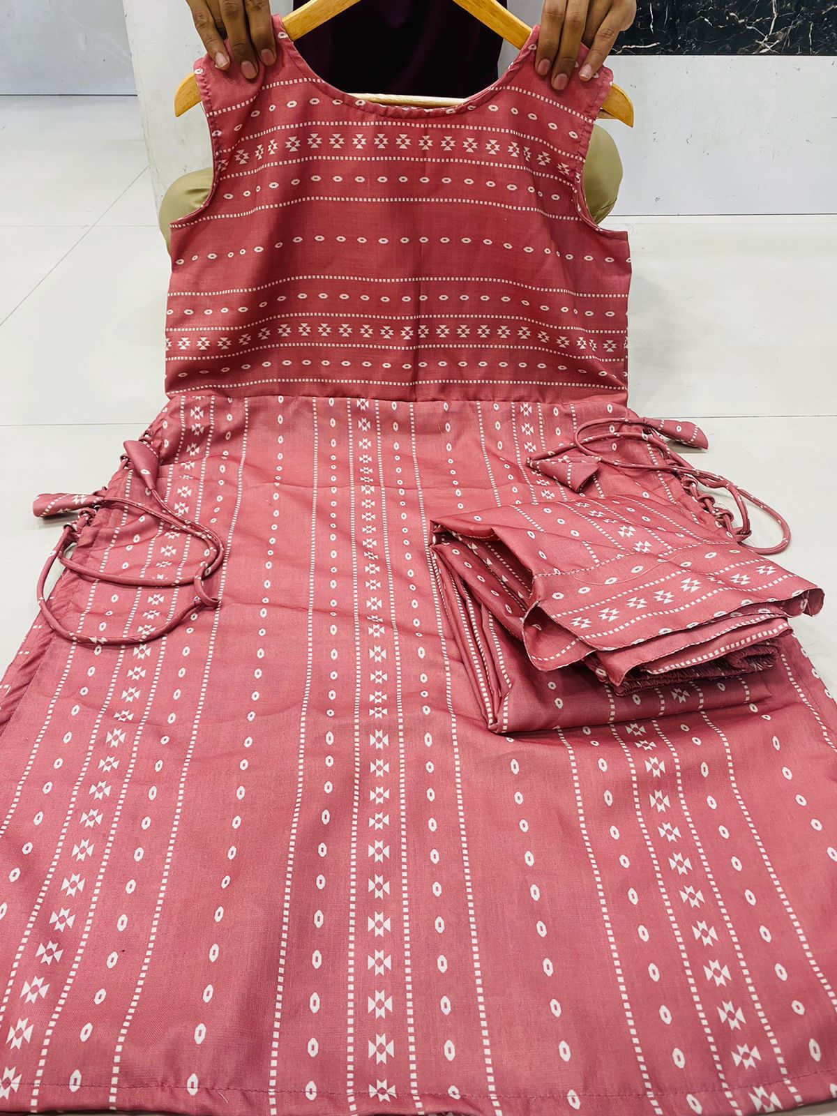 Beautiful Designer Cotton Sleev Less Kurti Pent Set