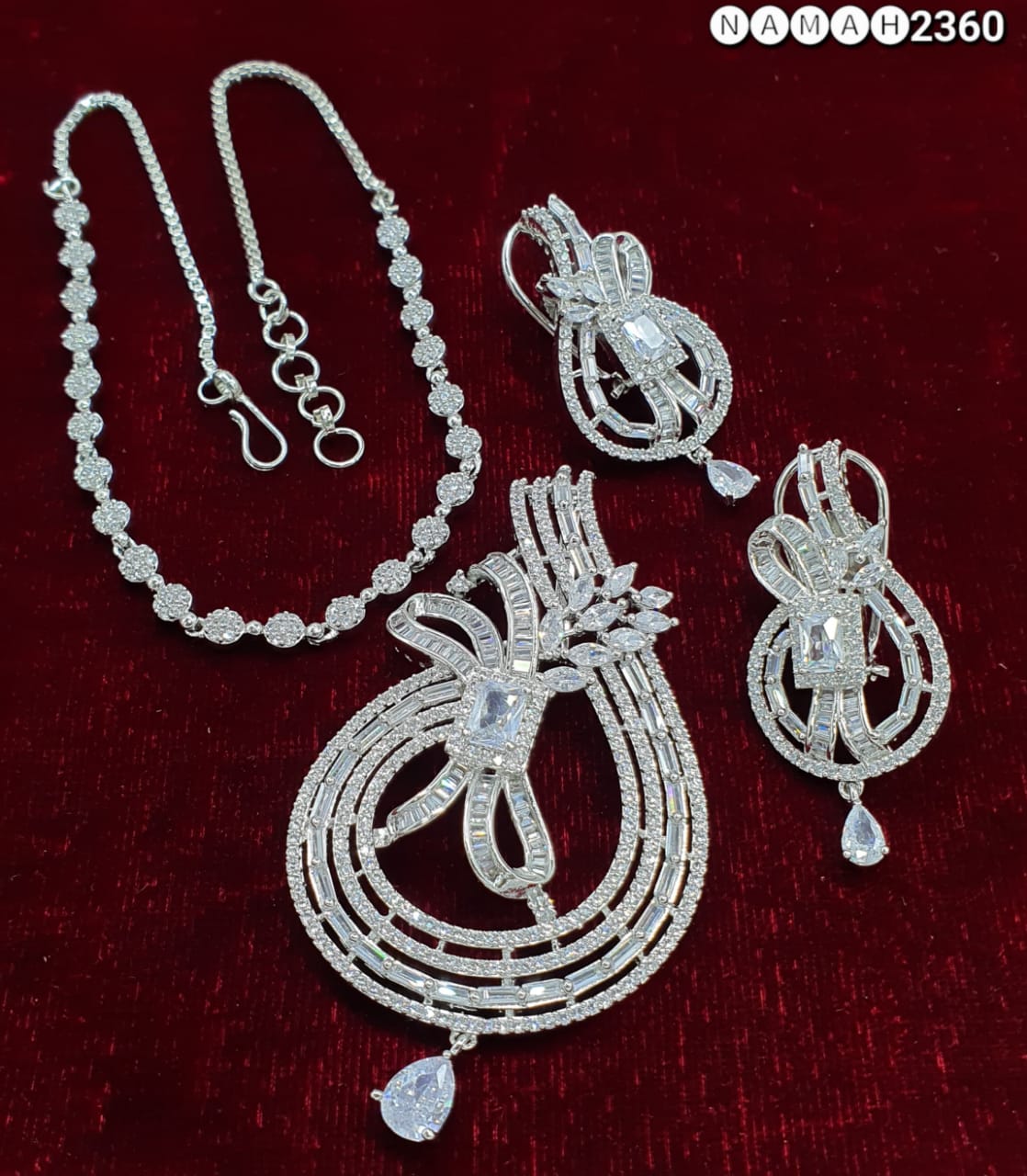 Pendant &amp; Earrings Set