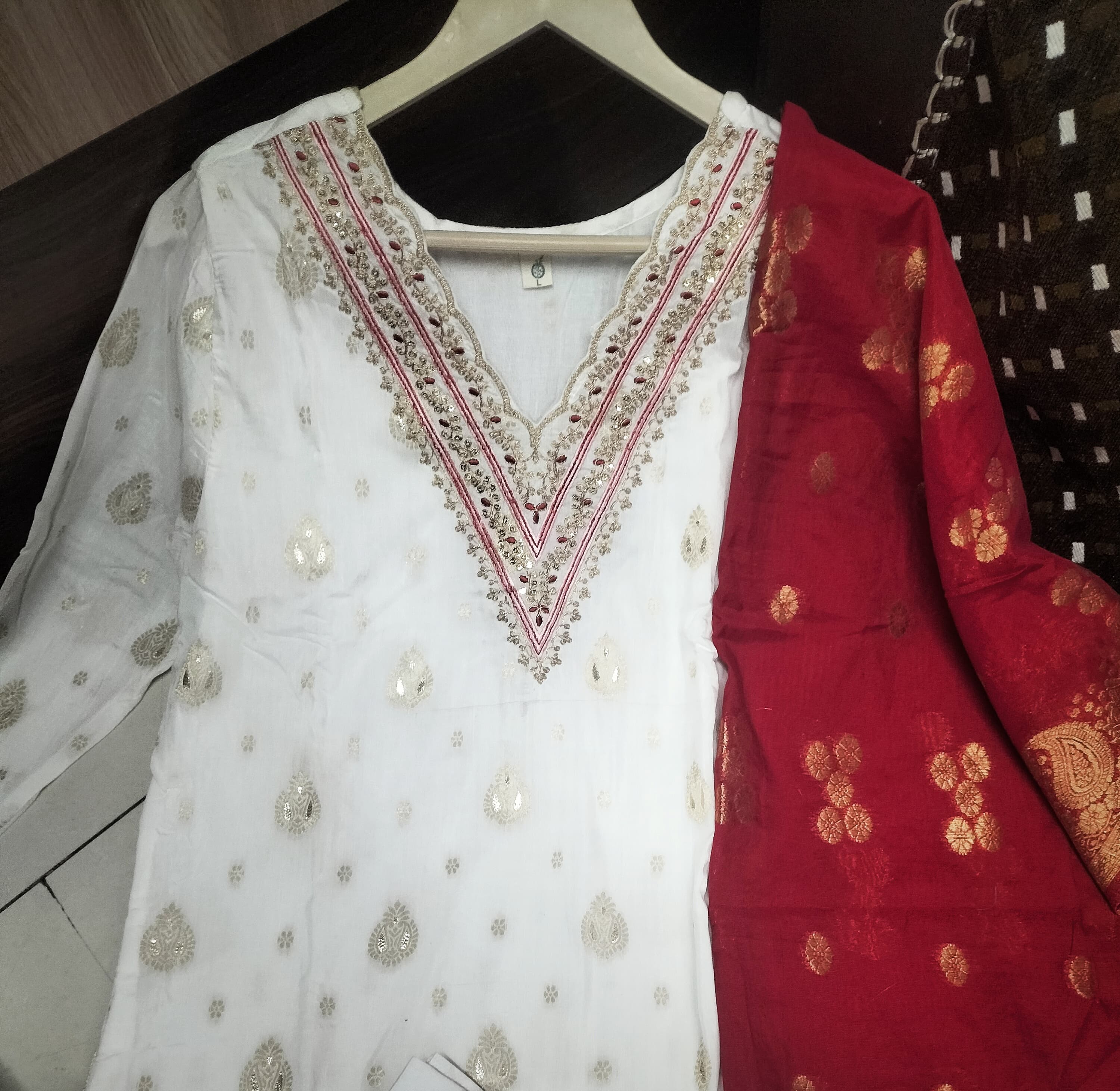 Women's White Jacquard Viscose Embroidered Straight Kurta with Gadhwal Pant and Jacquard Silk Dupatta Sets