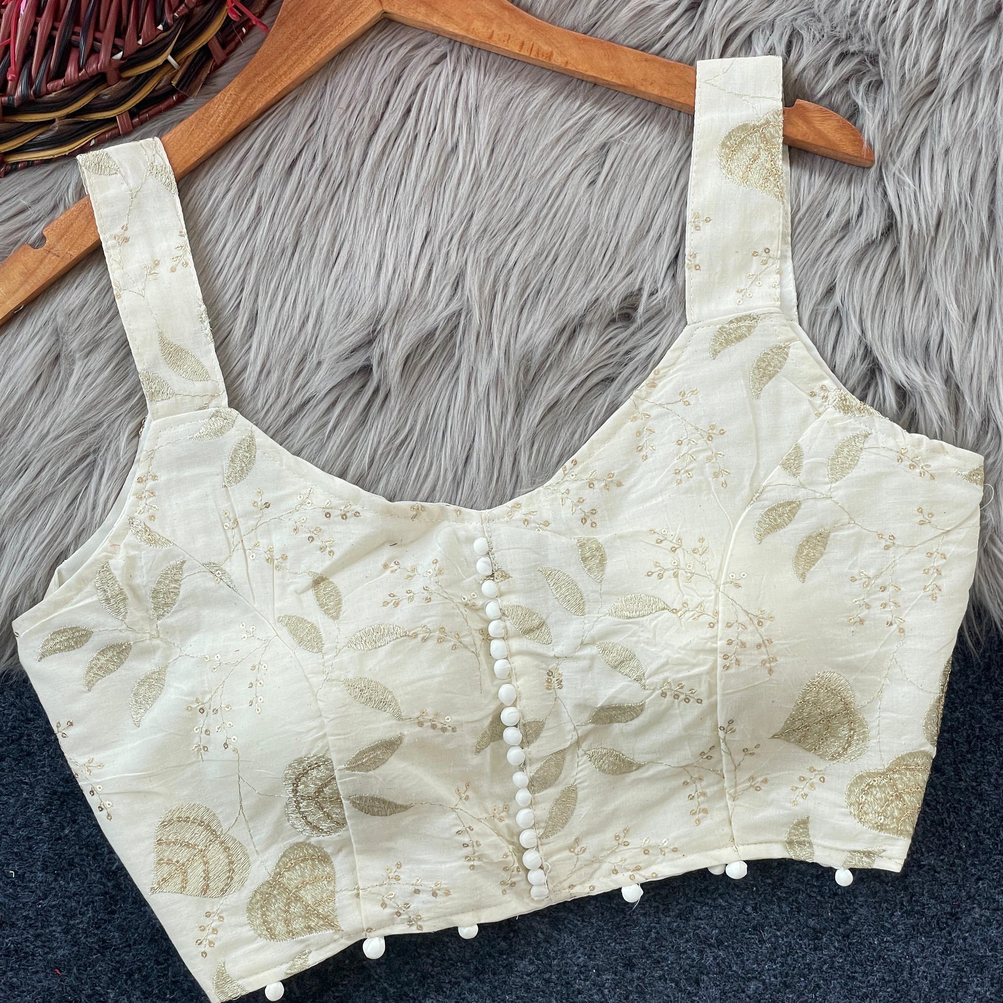 Hakoba Pompom Sleeveless Blouse