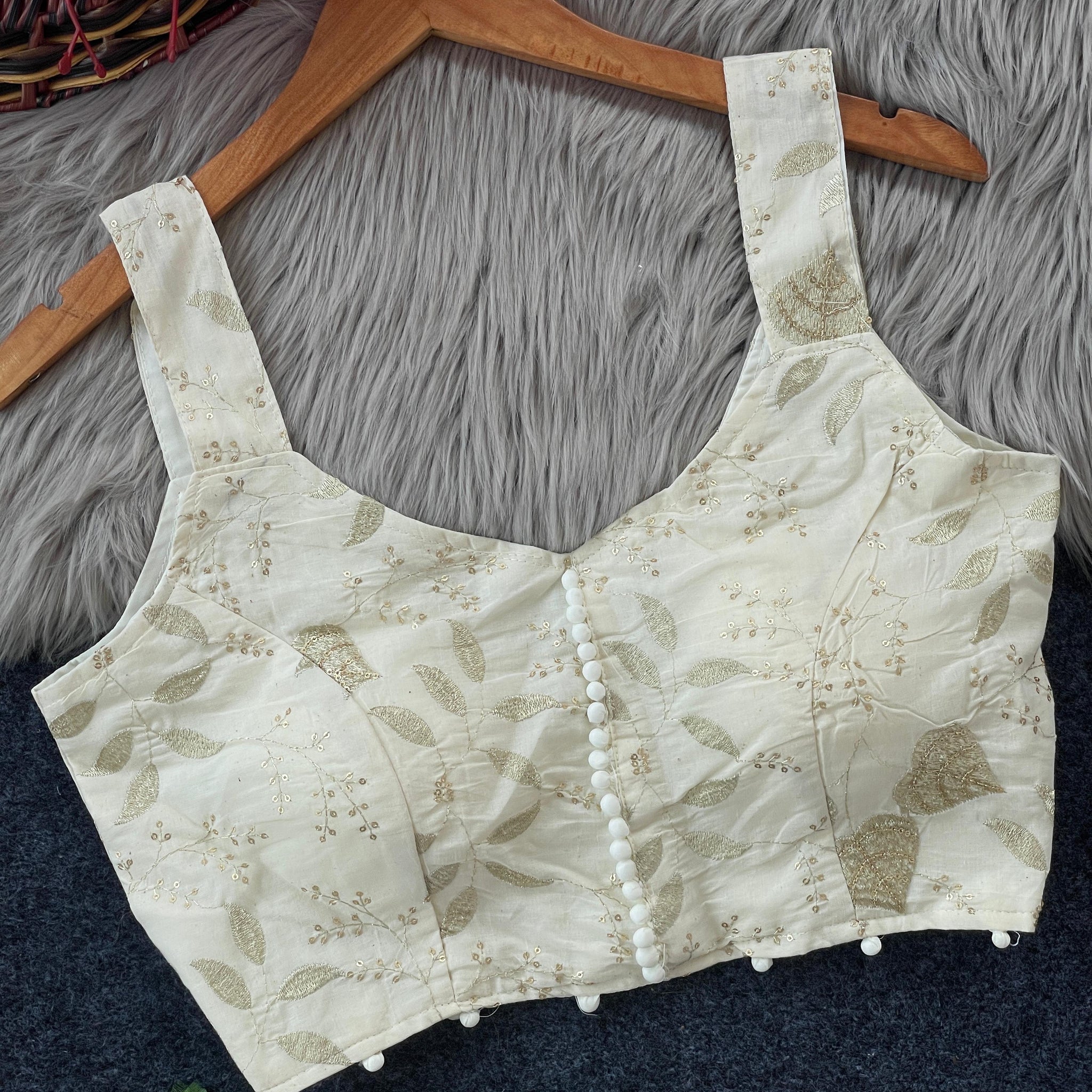 Hakoba Pompom Sleeveless Blouse