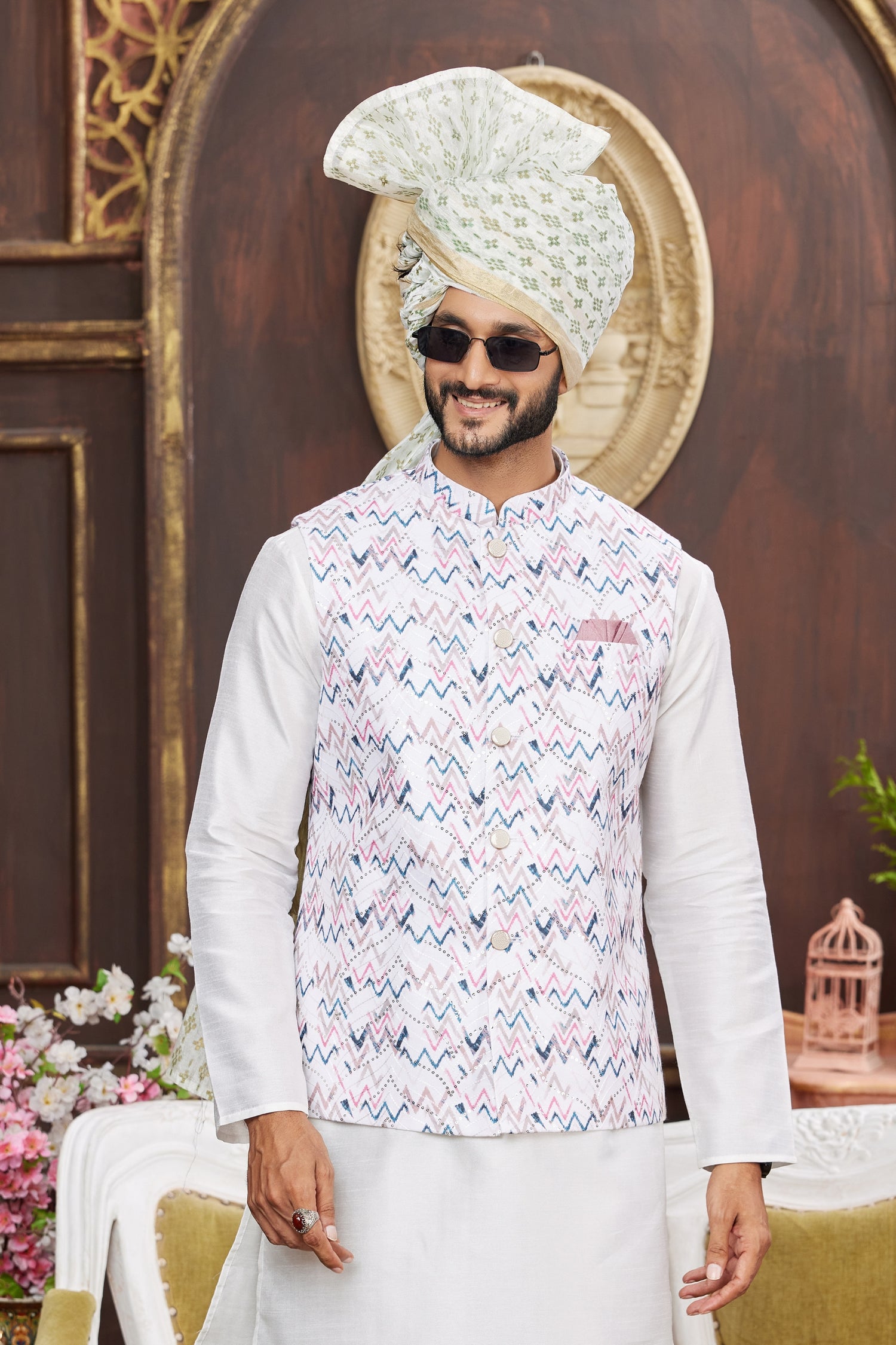 Groom’s outfit with turban and pink jacket