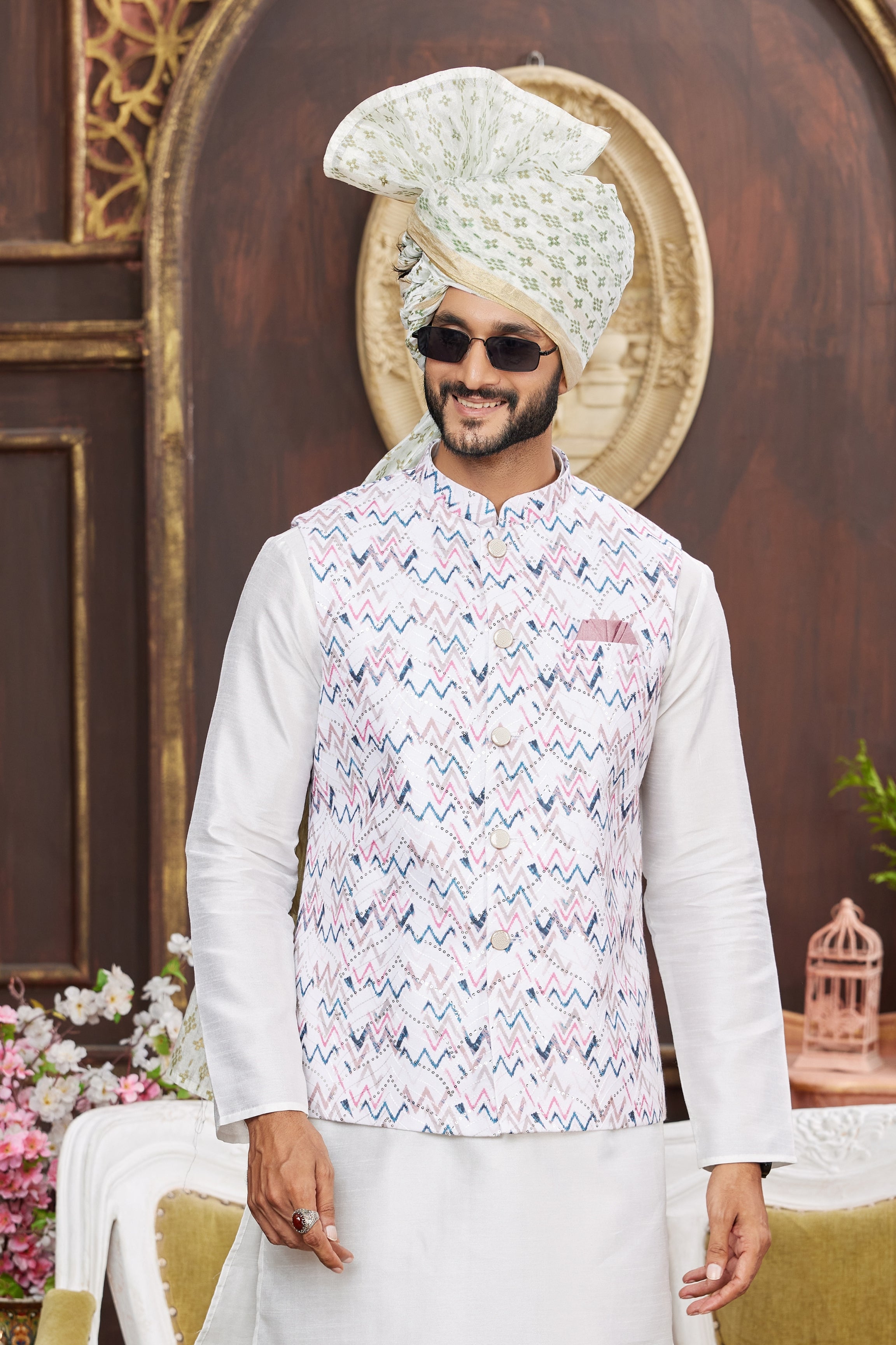 Groom’s outfit with turban and pink jacket