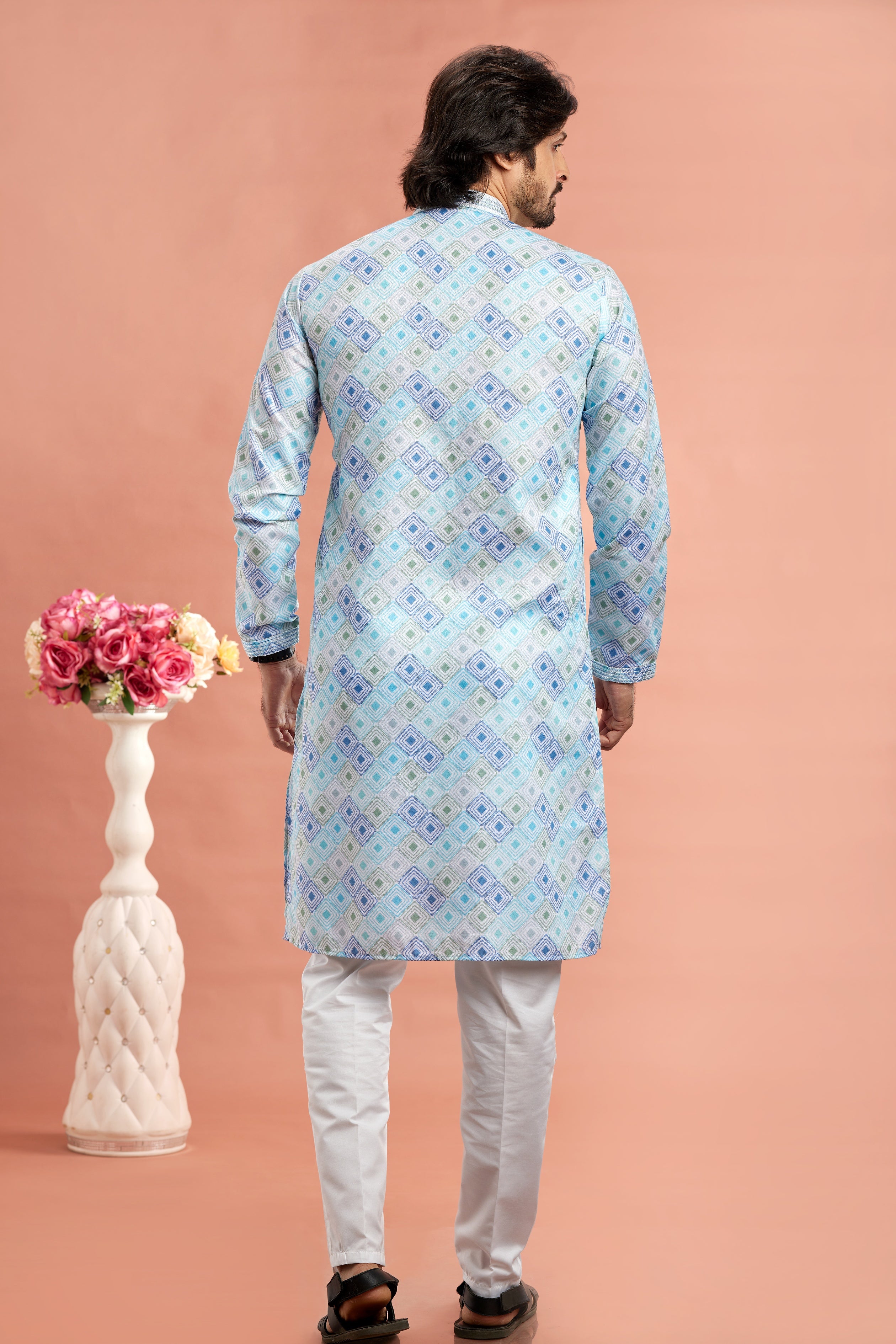 Men’s ethnic kurta with Aligadhi pants

