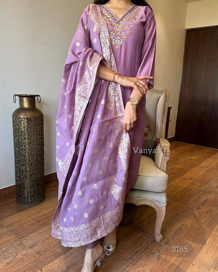 Onion Pink Viscose Rayon Kurti Set with Jacquard Dupatta