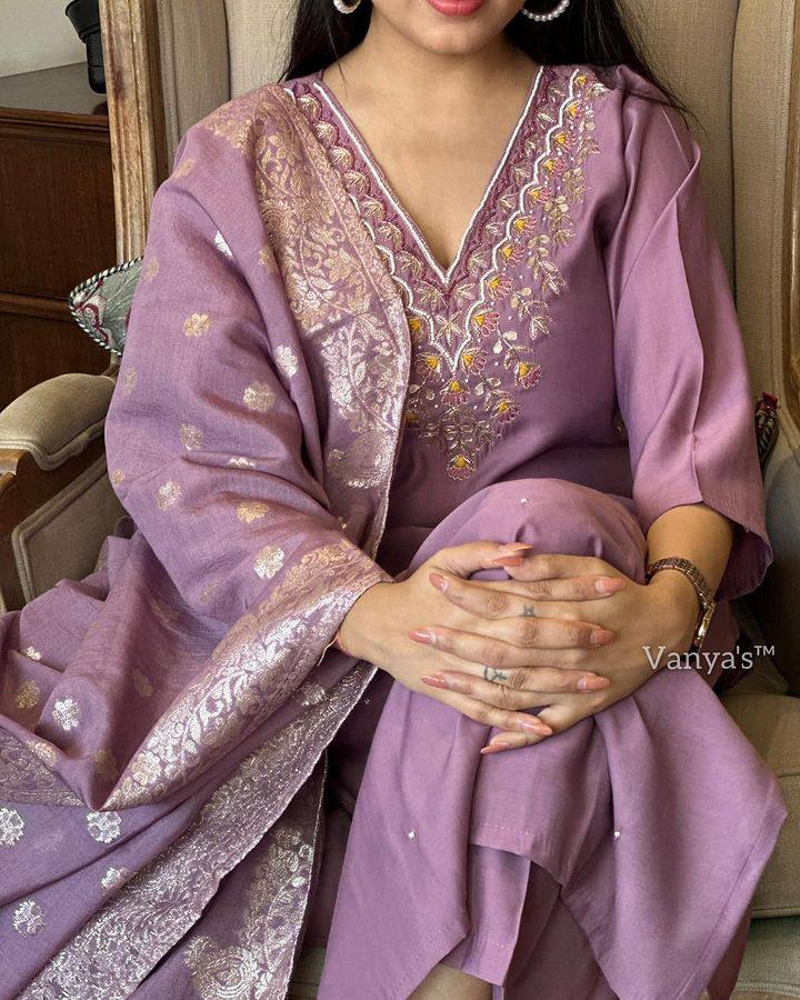 Onion Pink Viscose Rayon Kurti Set with Jacquard Dupatta