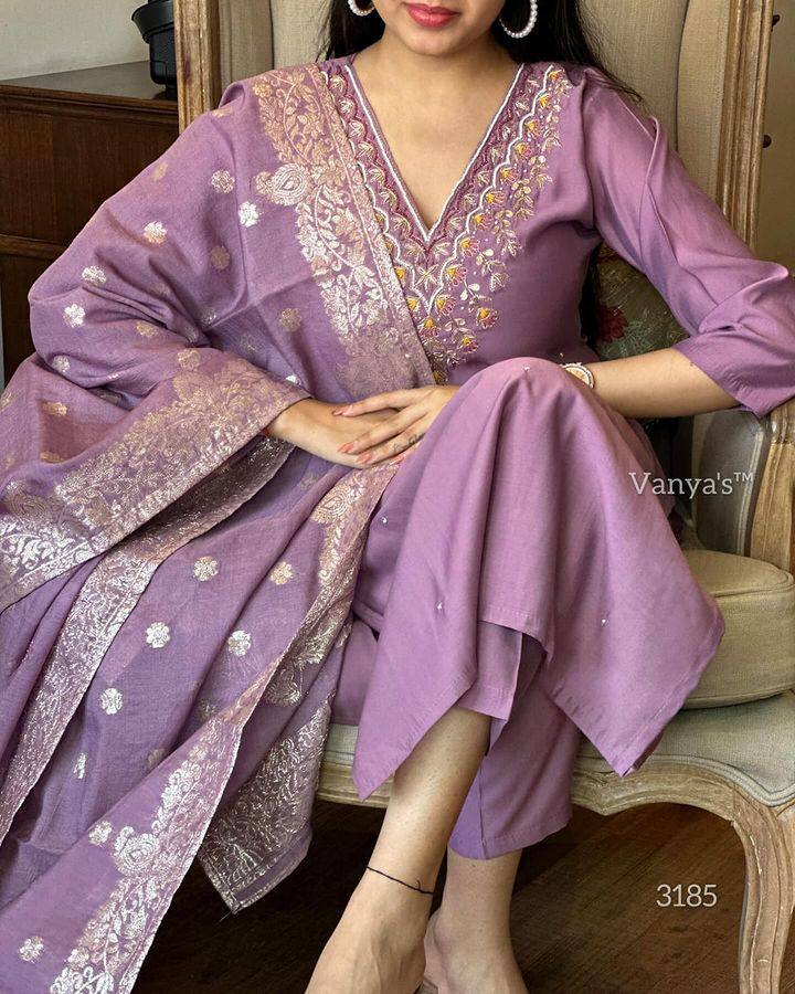 Onion Pink Viscose Rayon Kurti Set with Jacquard Dupatta