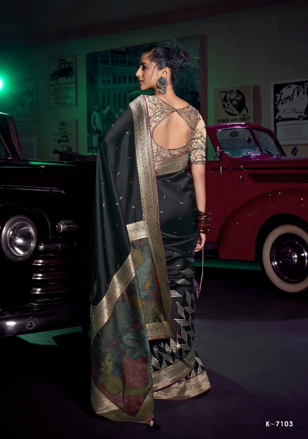 Black Pure Silk with 3D weaved Pallu &amp; Heavy Embroidery Banarasi Saree 