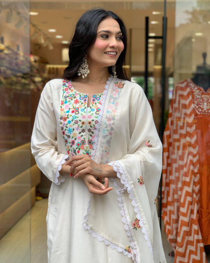 Off-White Viscose Chanderi Kurti Set with Floral Embroidery