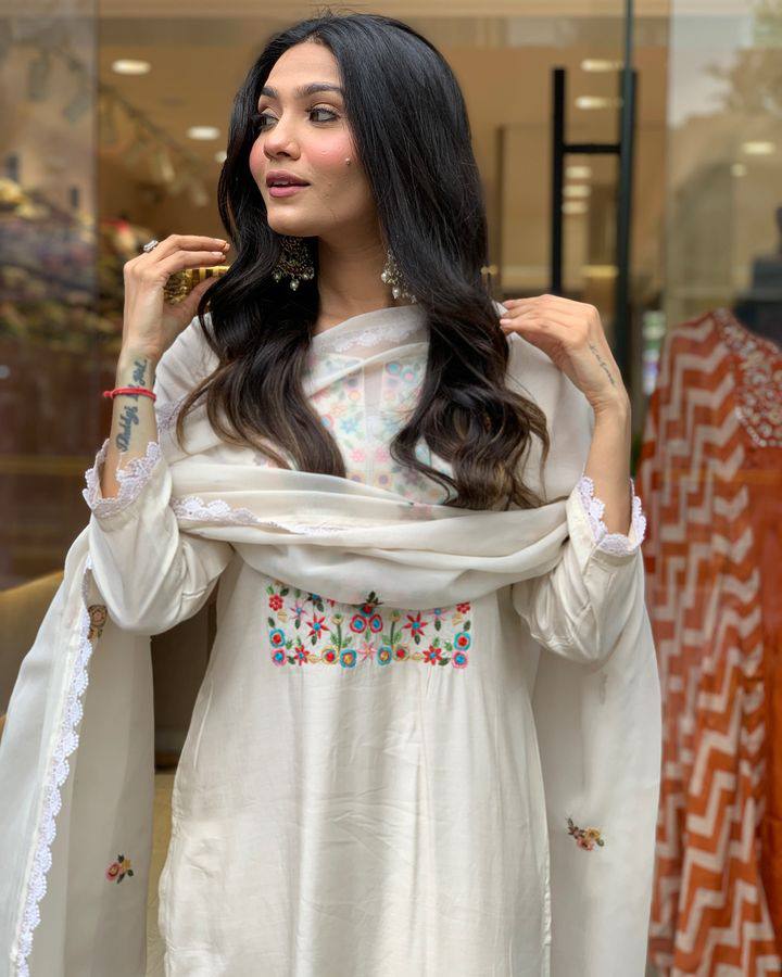 Off-White Viscose Chanderi Kurti Set with Floral Embroidery