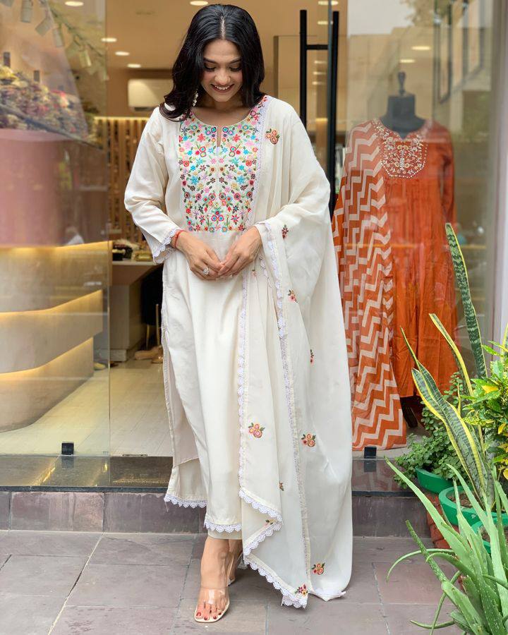 Off-White Viscose Chanderi Kurti Set with Floral Embroidery