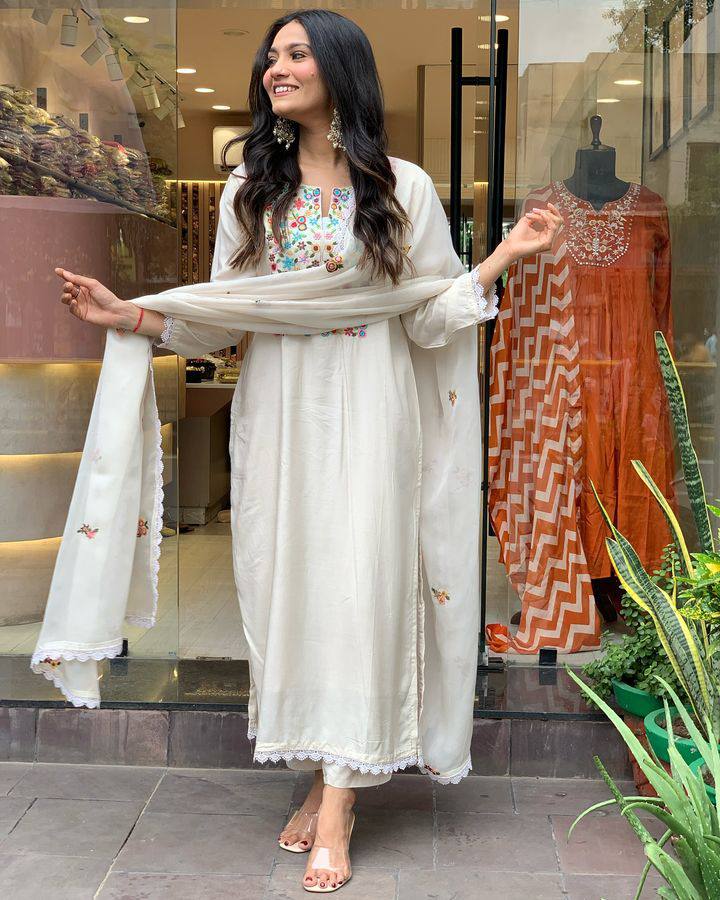 Off-White Viscose Chanderi Kurti Set with Floral Embroidery
