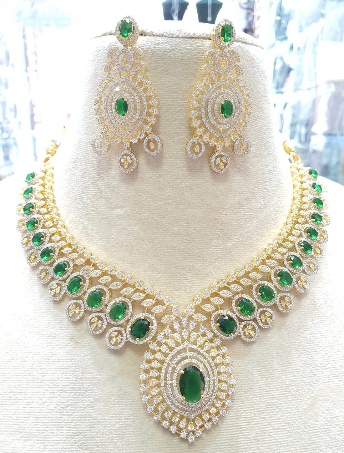 Gold green necklace set with emerald stones