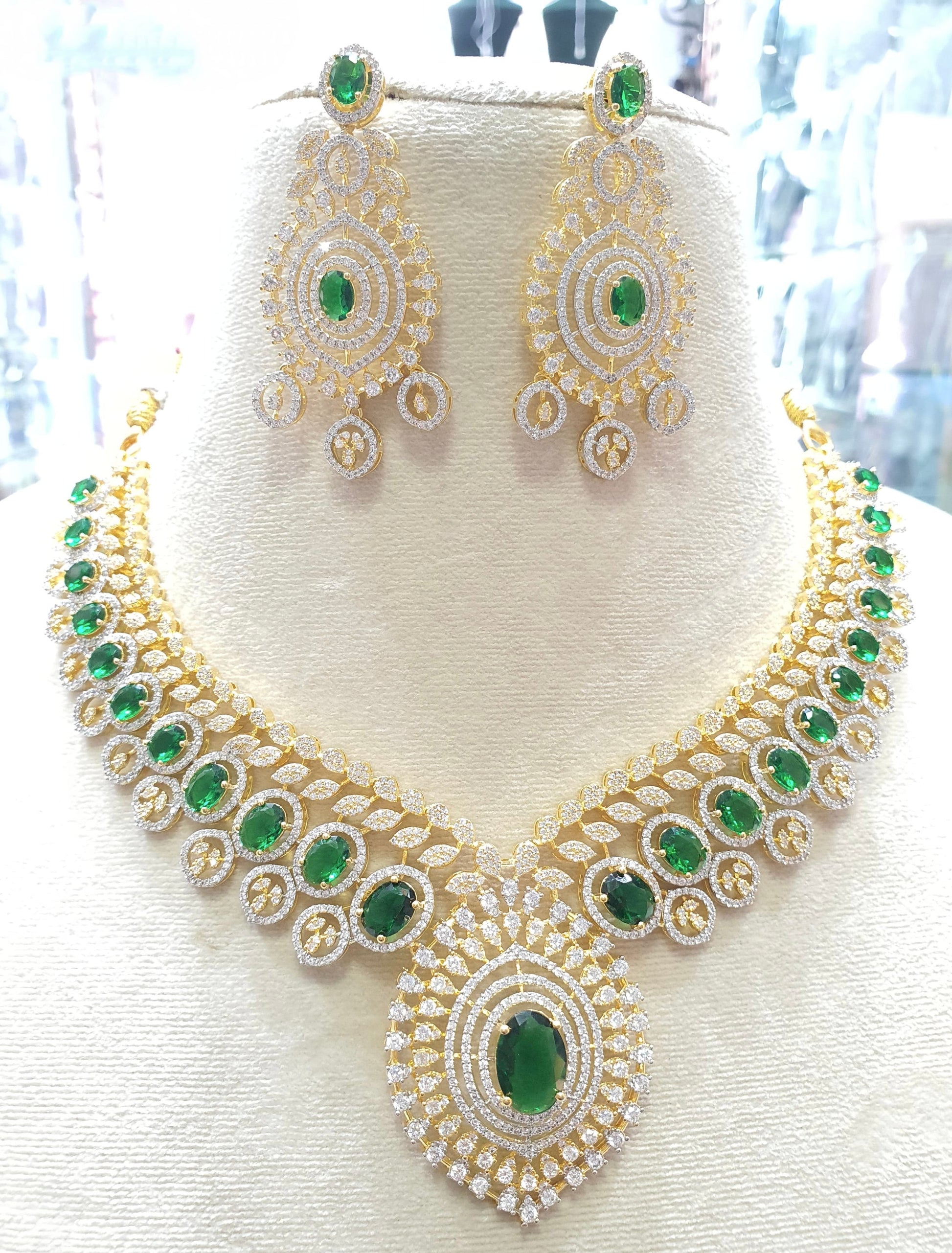 Gold green necklace set with emerald stones