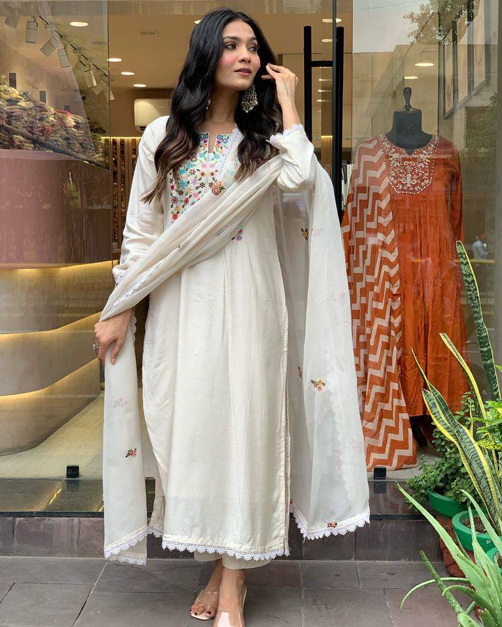 Off-White Viscose Chanderi Kurti Set with Floral Embroidery