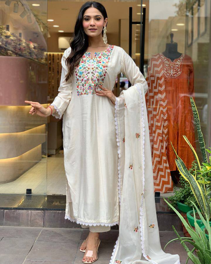 Off-White Viscose Chanderi Kurti Set with Floral Embroidery