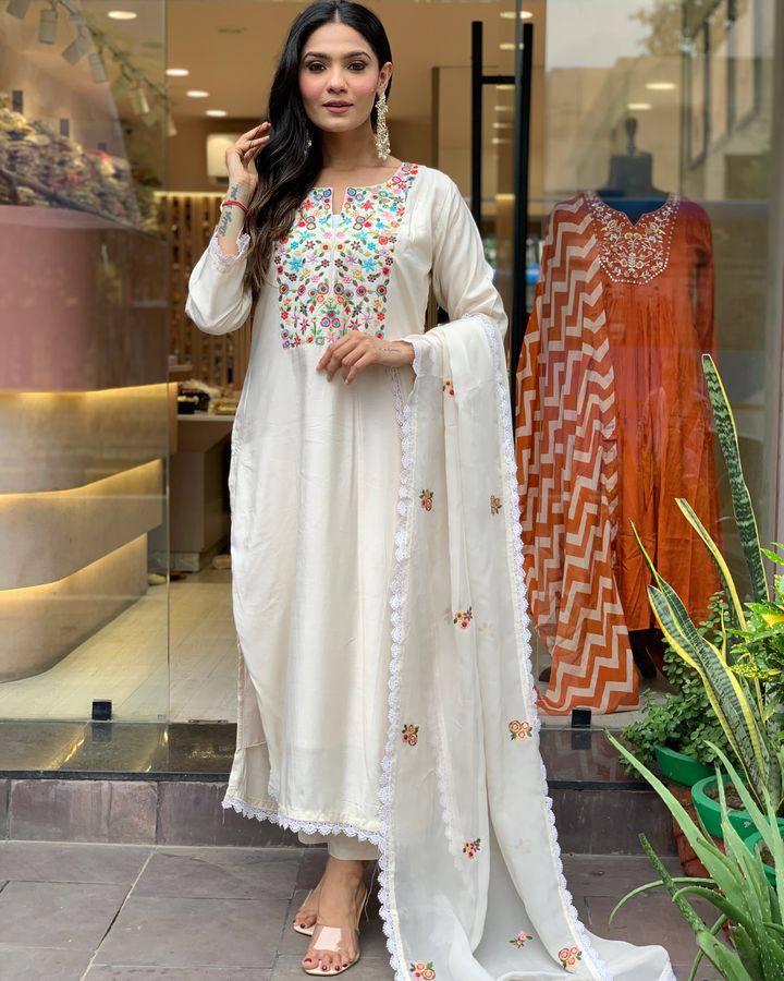 Off-White Viscose Chanderi Kurti Set with Floral Embroidery